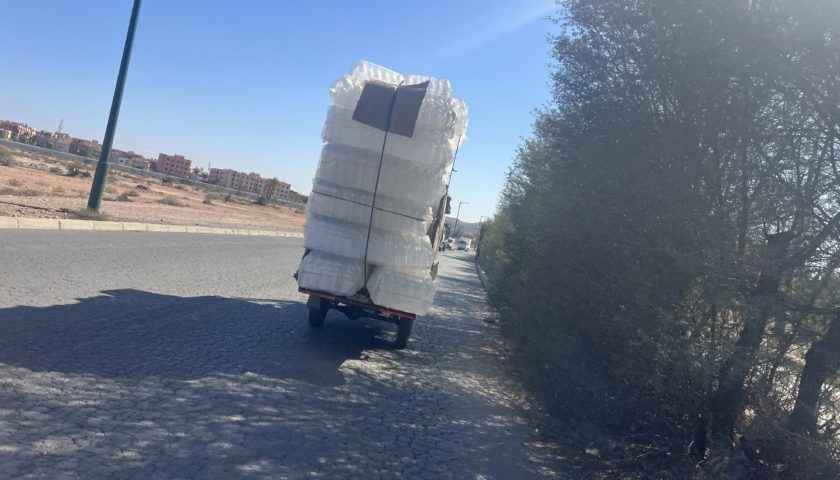 أشواك وطريق ضيقة تثير قلق مستعملي طريق العراق في اتجاه المسار وتاركة … أشواك وطريق ضيقة تثير قلق مستعملي طريق العراق في اتجاه المسار وتاركة …