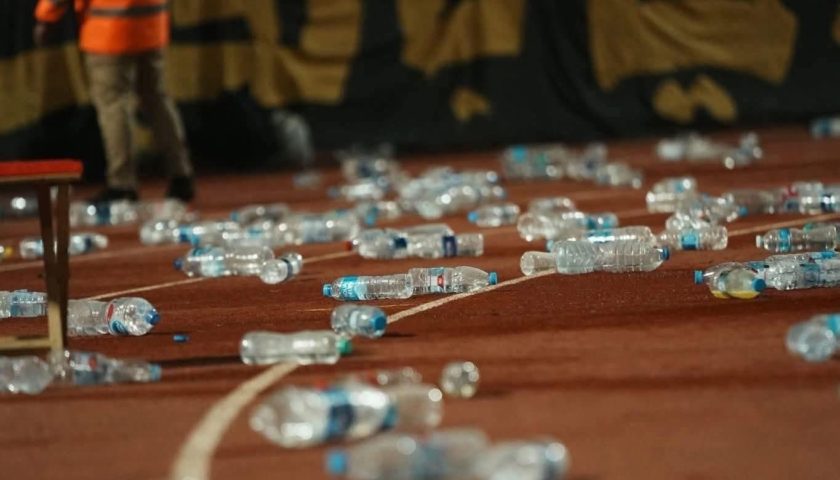 الاتحاد الإفريقي لكرة القدم يدين أحداث مباراة الأهلي المصري والجيش الملكي ويحيل الملف على لجنة التأديب الاتحاد الإفريقي لكرة القدم يدين أحداث مباراة الأهلي المصري والجيش الملكي ويحيل الملف على لجنة التأديب