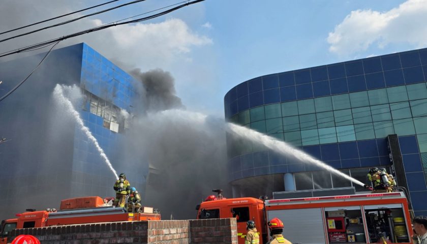 كوريا .. مصرع 11 شخاصا في حريق داخل مصنع لقطع السيارات كوريا .. مصرع 11 شخاصا في حريق داخل مصنع لقطع السيارات