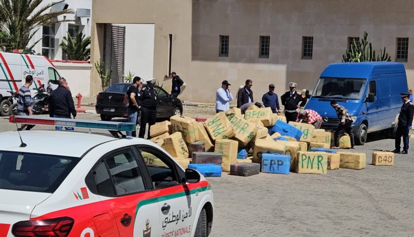 تفاصيل إحباط محاولة للتهريب الدولي وحجز أزيد من 11 طناً من “الشيرا” تفاصيل إحباط محاولة للتهريب الدولي وحجز أزيد من 11 طناً من “الشيرا”