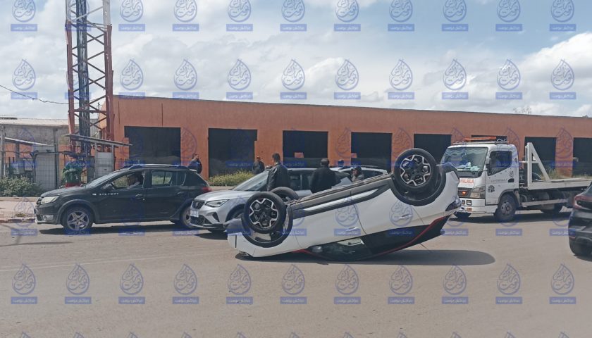 عاجل و بالصور..انقلاب سيارة خفيفة بحي المحاميد بعد اصطدامها بمركبة متوقفة عند الإشارة الضوئية